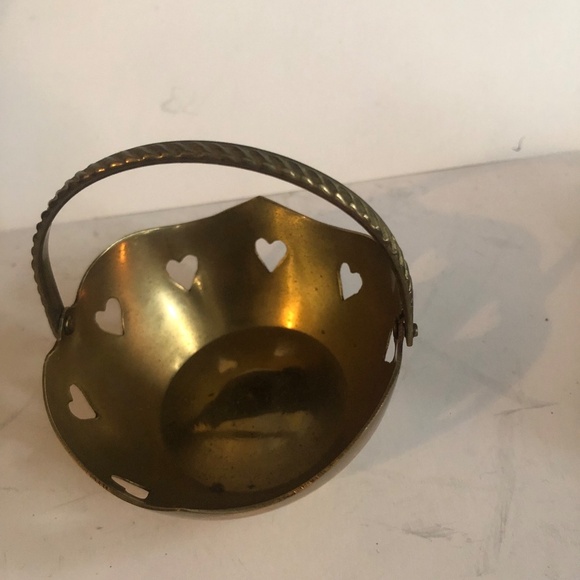 Three vintage decorative pieces. Butterfly ashtray, brass basket and silver bud - Picture 5 of 10